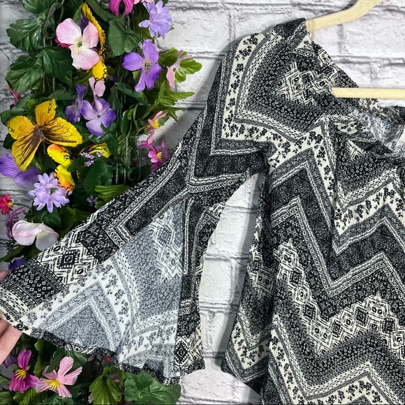 [🌼3/$30🌼Solemio Abstract Printed Flutter Sleeve Blouse Size Small - Picture 4 of 14